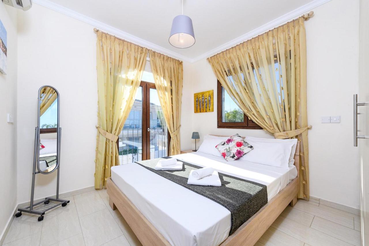 Blue Water Bay Villas พาราลิมนี ภายนอก รูปภาพ